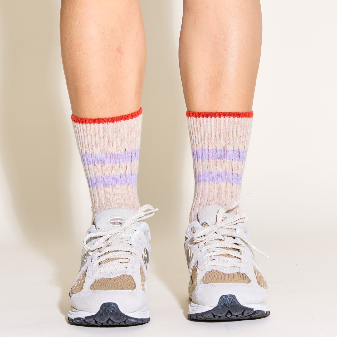 Dünne Stricksocken aus Wolle in Ecru