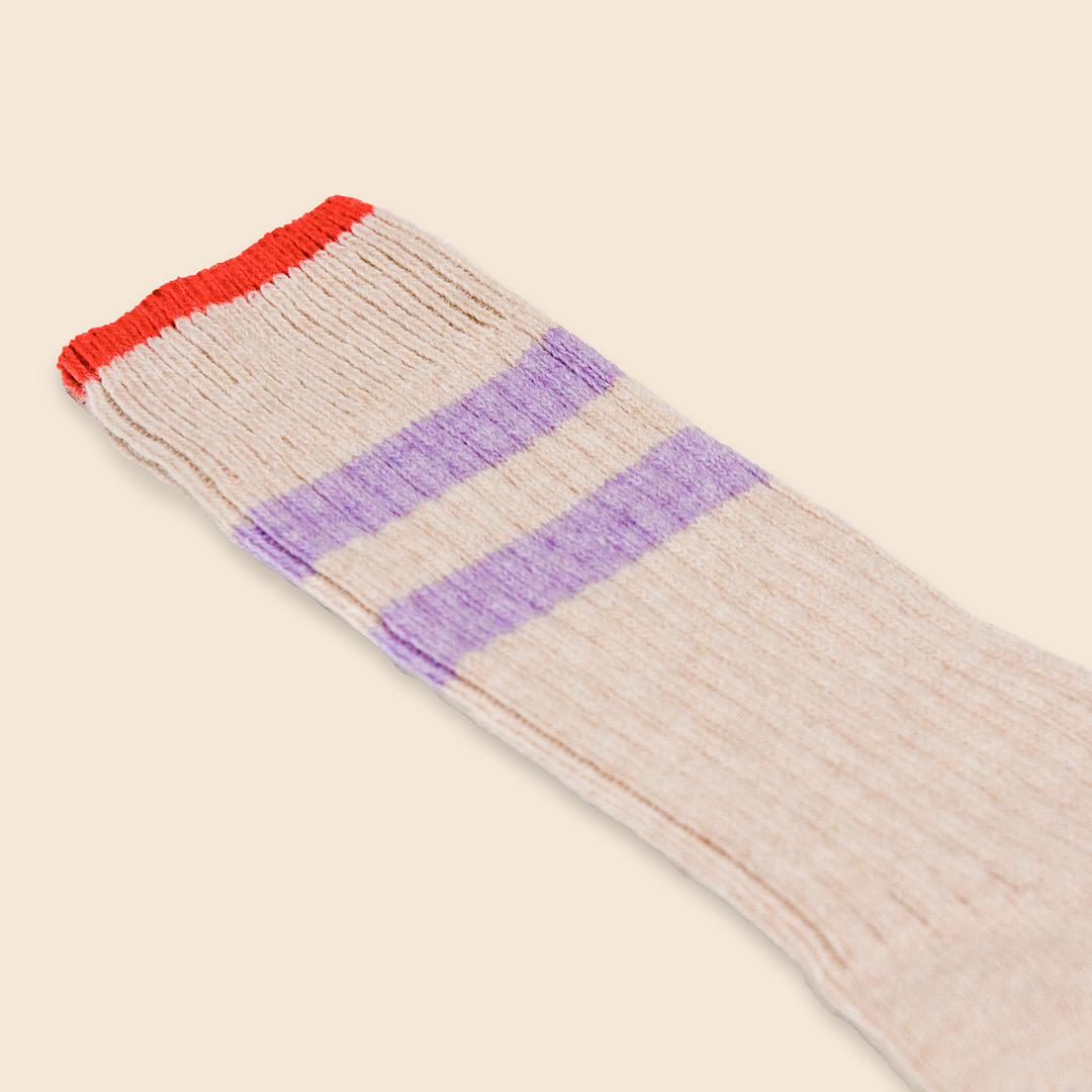 Dünne Stricksocken aus Wolle in Ecru