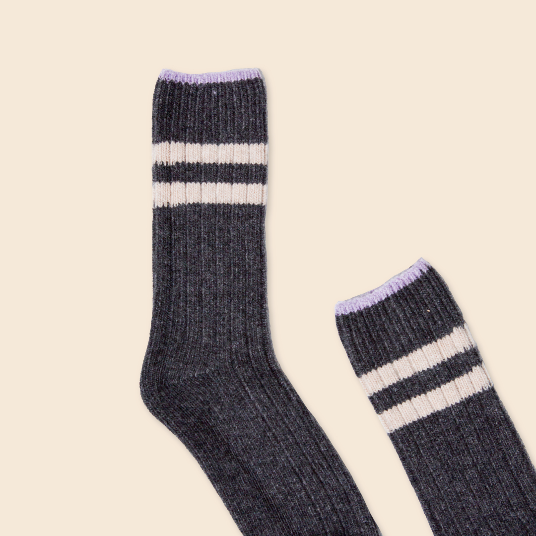 Dicke Stricksocken aus Wolle in Grau
