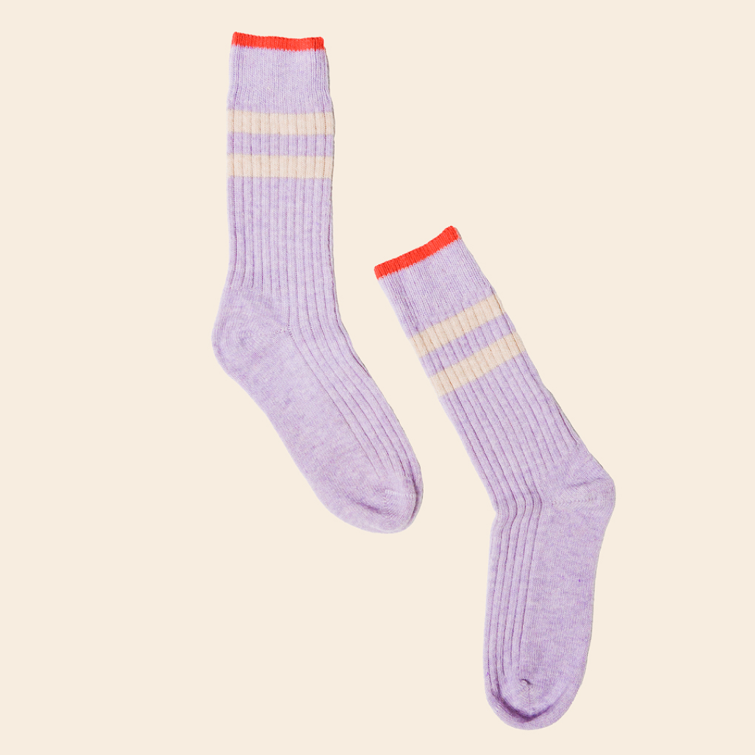 Dünne Stricksocken aus Wolle in Lila