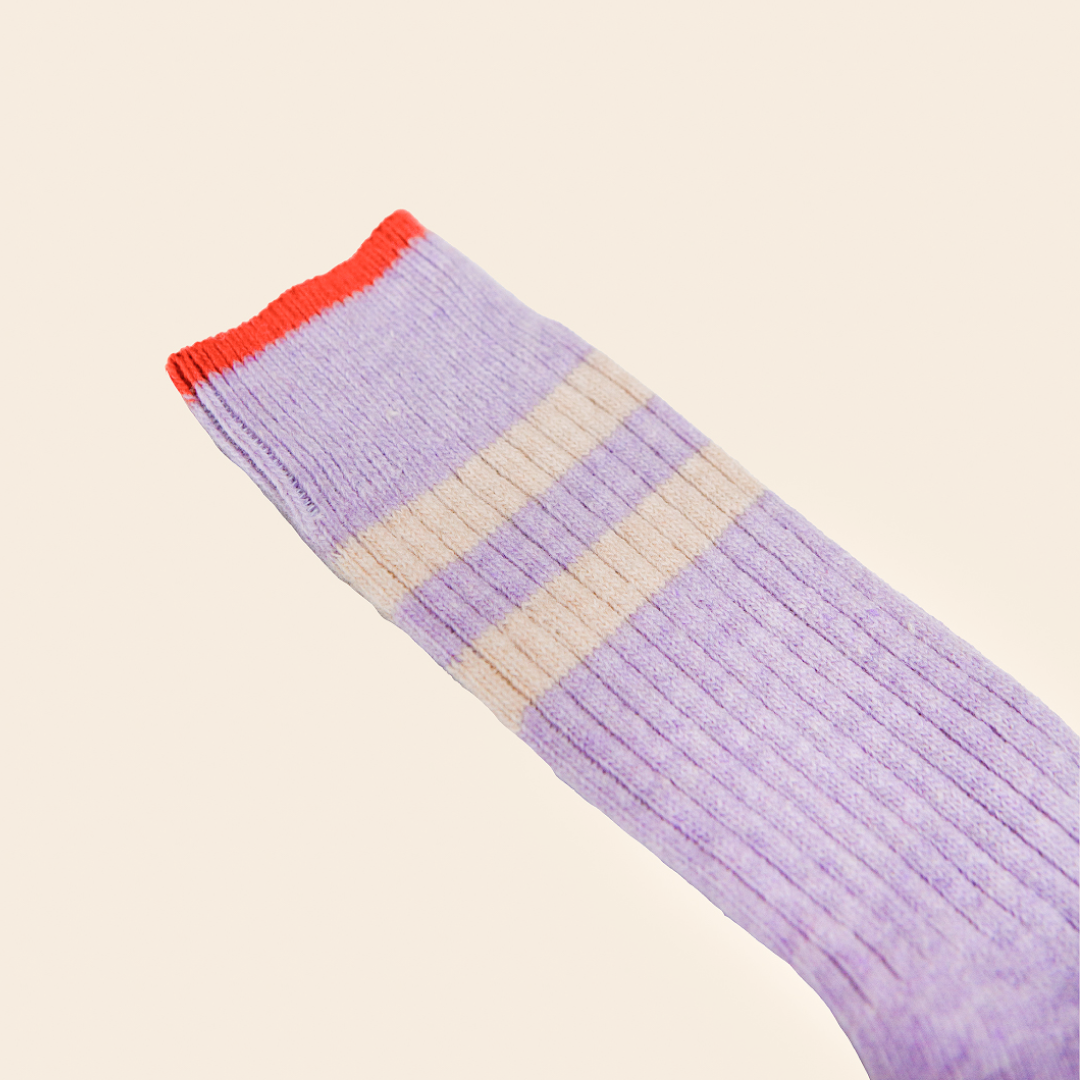 Dünne Stricksocken aus Wolle in Lila