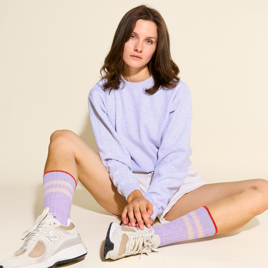 Dünne Stricksocken aus Wolle in Lila