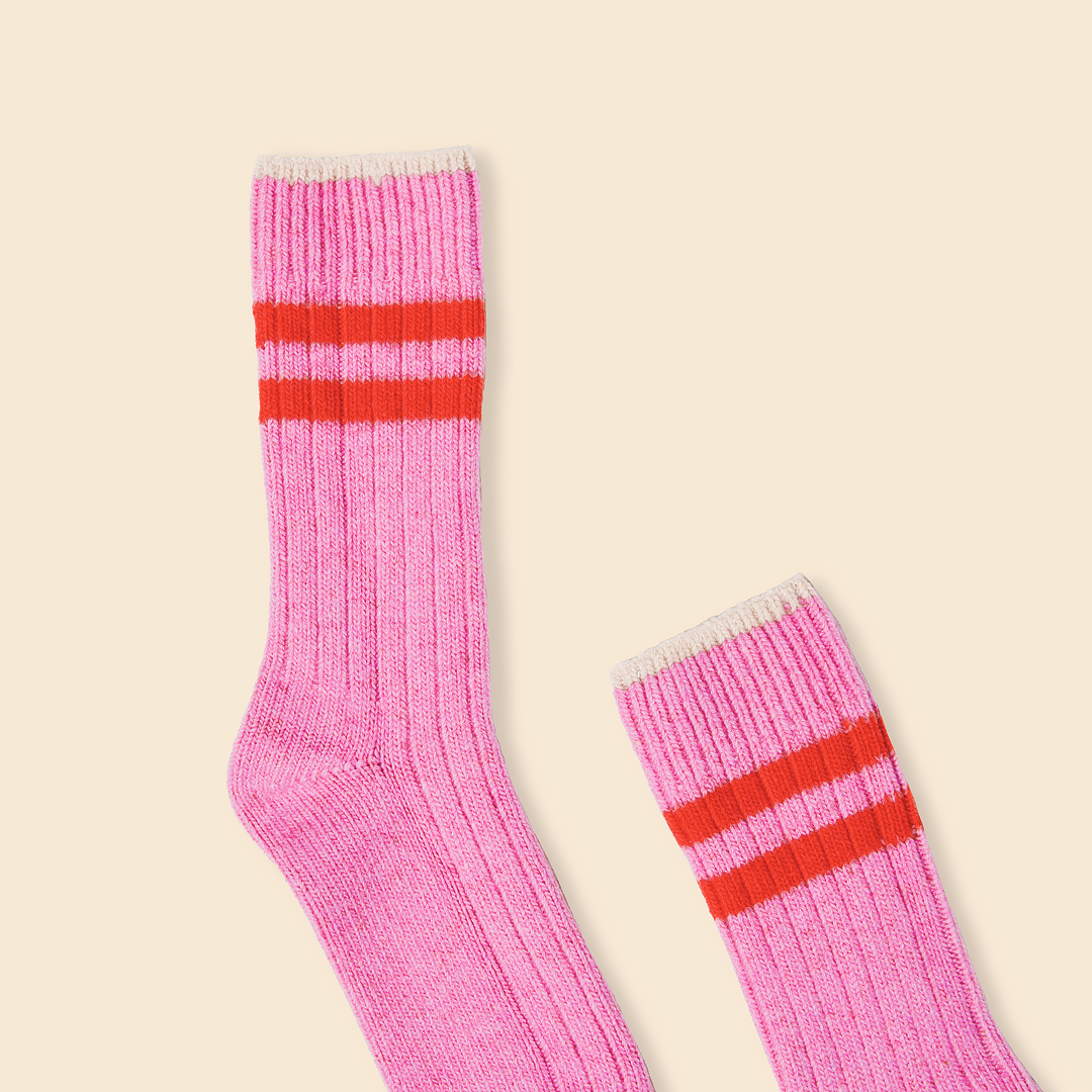 Dicke Stricksocken aus Wolle in Pink