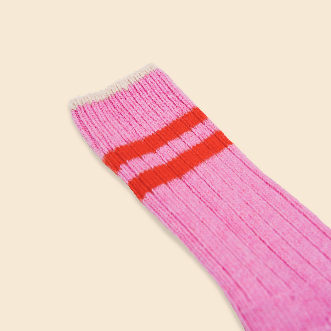 Dicke Stricksocken aus Wolle in Pink