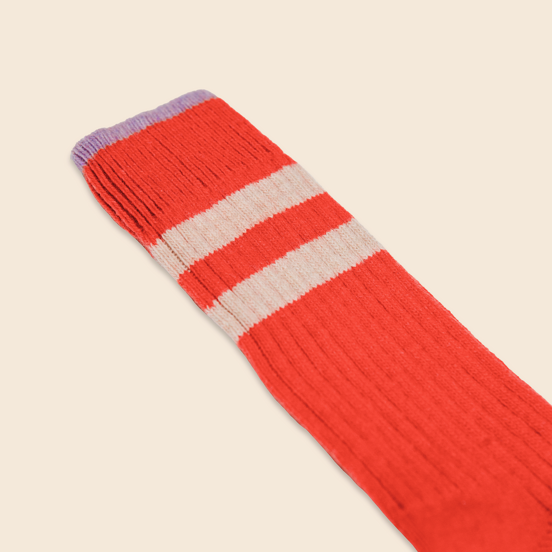 Dünne Stricksocken aus Wolle in Rot