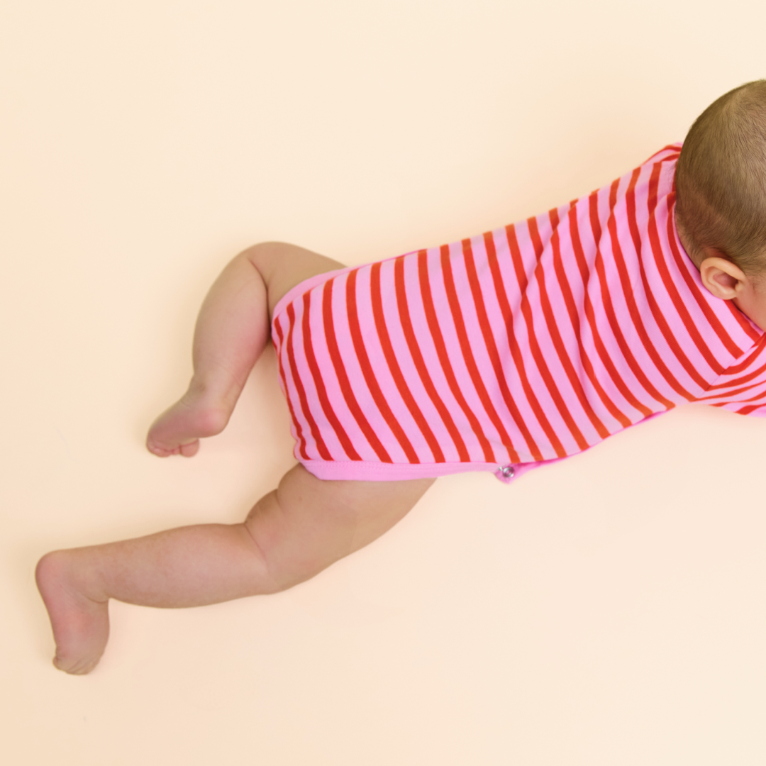 Baby Body Gestreift aus Bio-Baumwolle in Pink/Rot