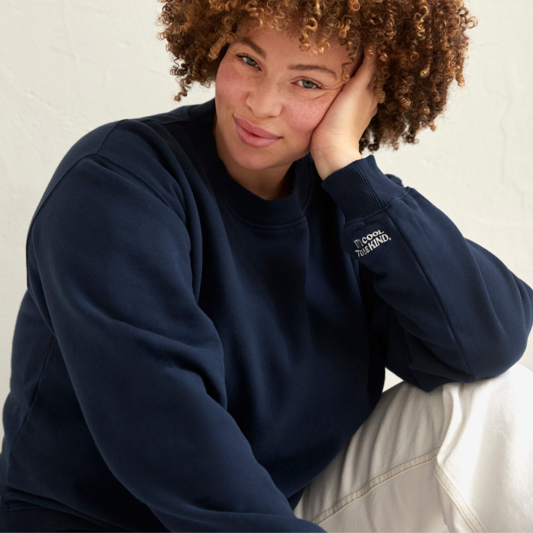 Kindness Sweater aus Bio-Baumwolle in Dunkelblau (Washed)