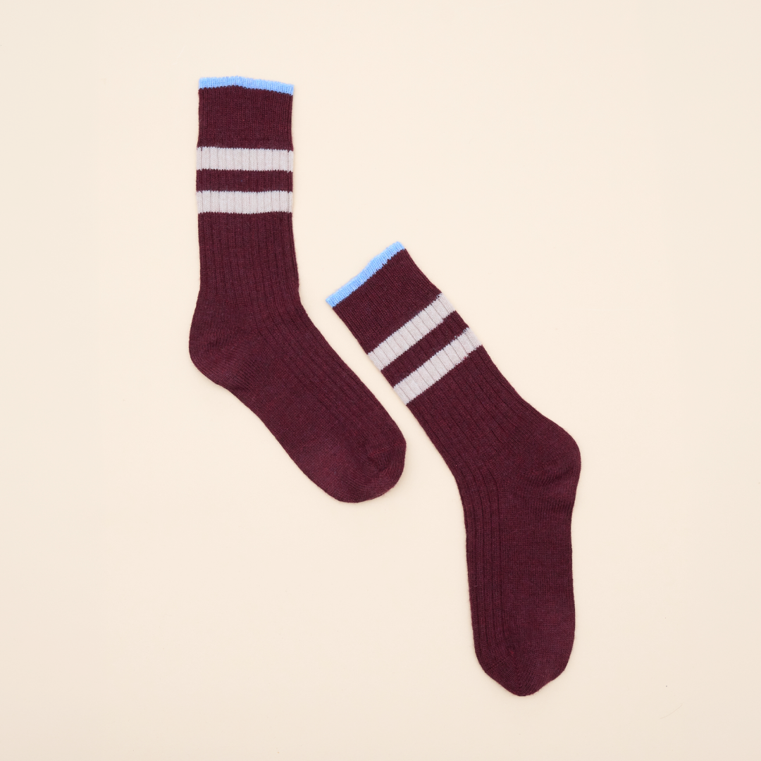 Dünne Stricksocken aus Wolle in Aubergine