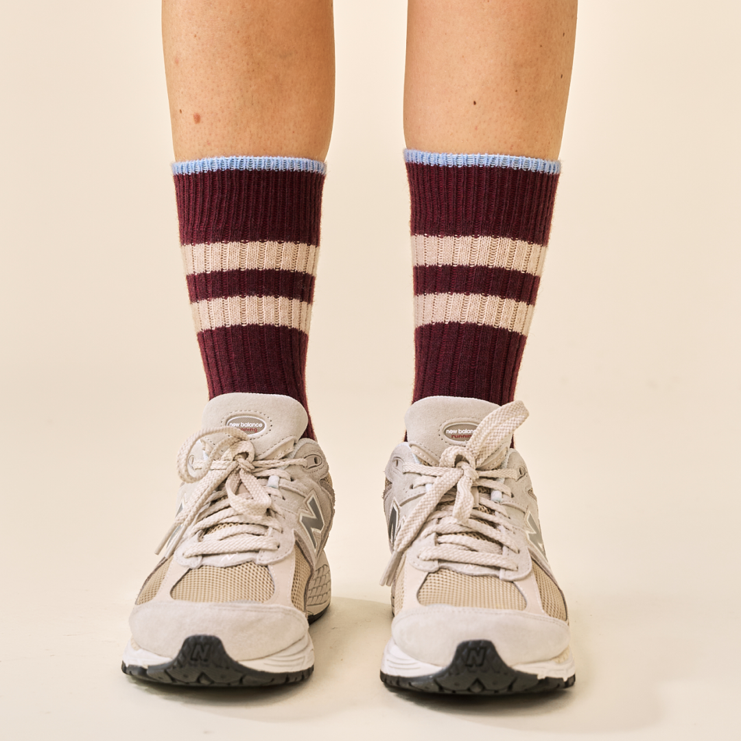 Dünne Stricksocken aus Wolle in Aubergine