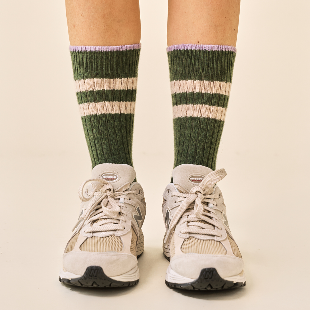 Dünne Stricksocken aus Wolle in Grün