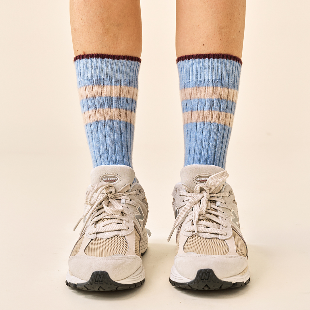 Dünne Stricksocken aus Wolle in Hellblau