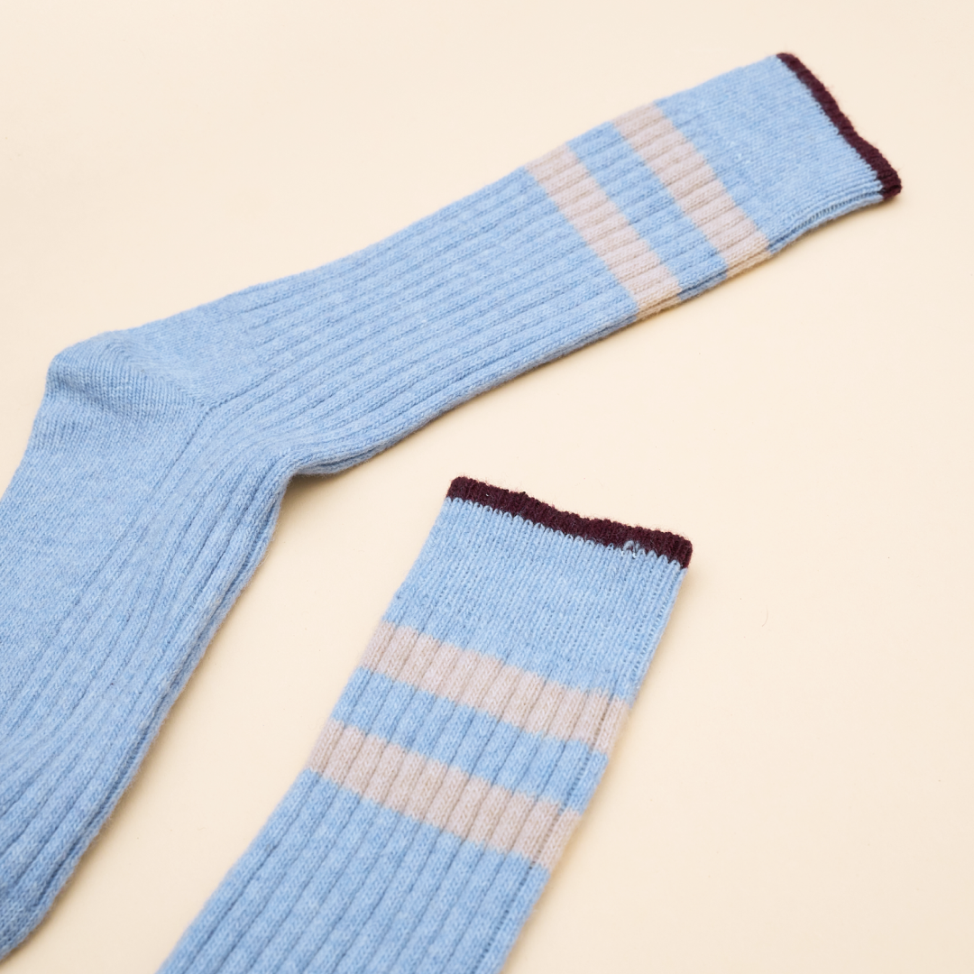Dünne Stricksocken aus Wolle in Hellblau