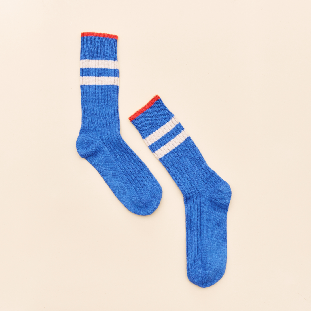 Dünne Stricksocken aus Wolle in Königsblau