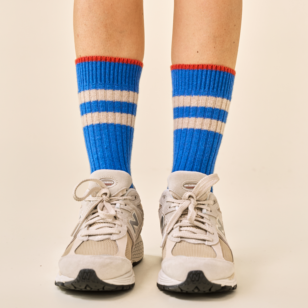 Dünne Stricksocken aus Wolle in Königsblau
