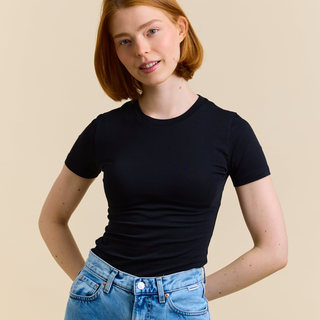 Tight T-Shirt aus Bio-Baumwolle in Schwarz (100% off)