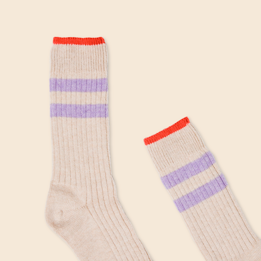 Dünne Stricksocken aus Wolle in Ecru