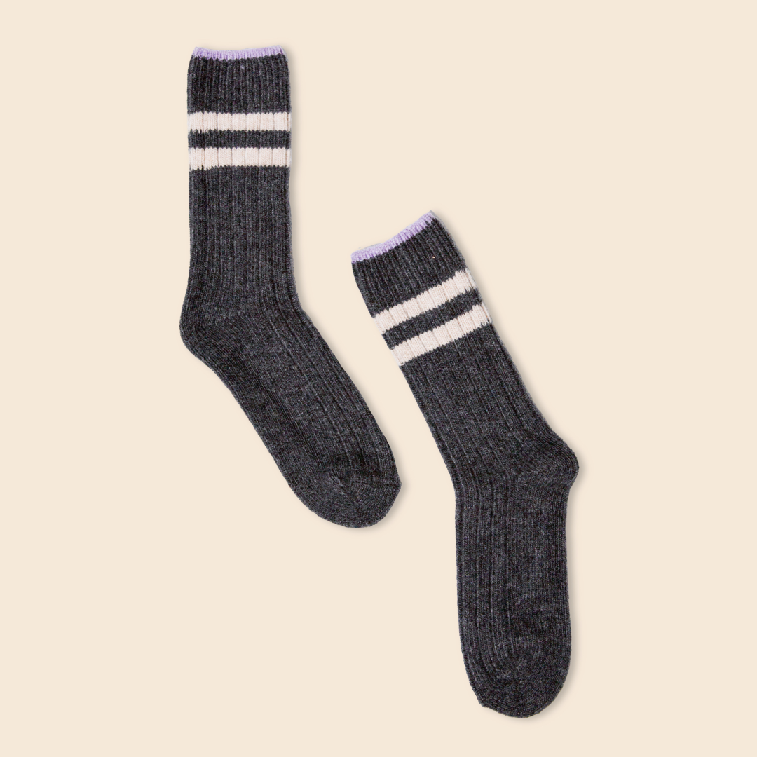 Dicke Stricksocken aus Wolle in Grau