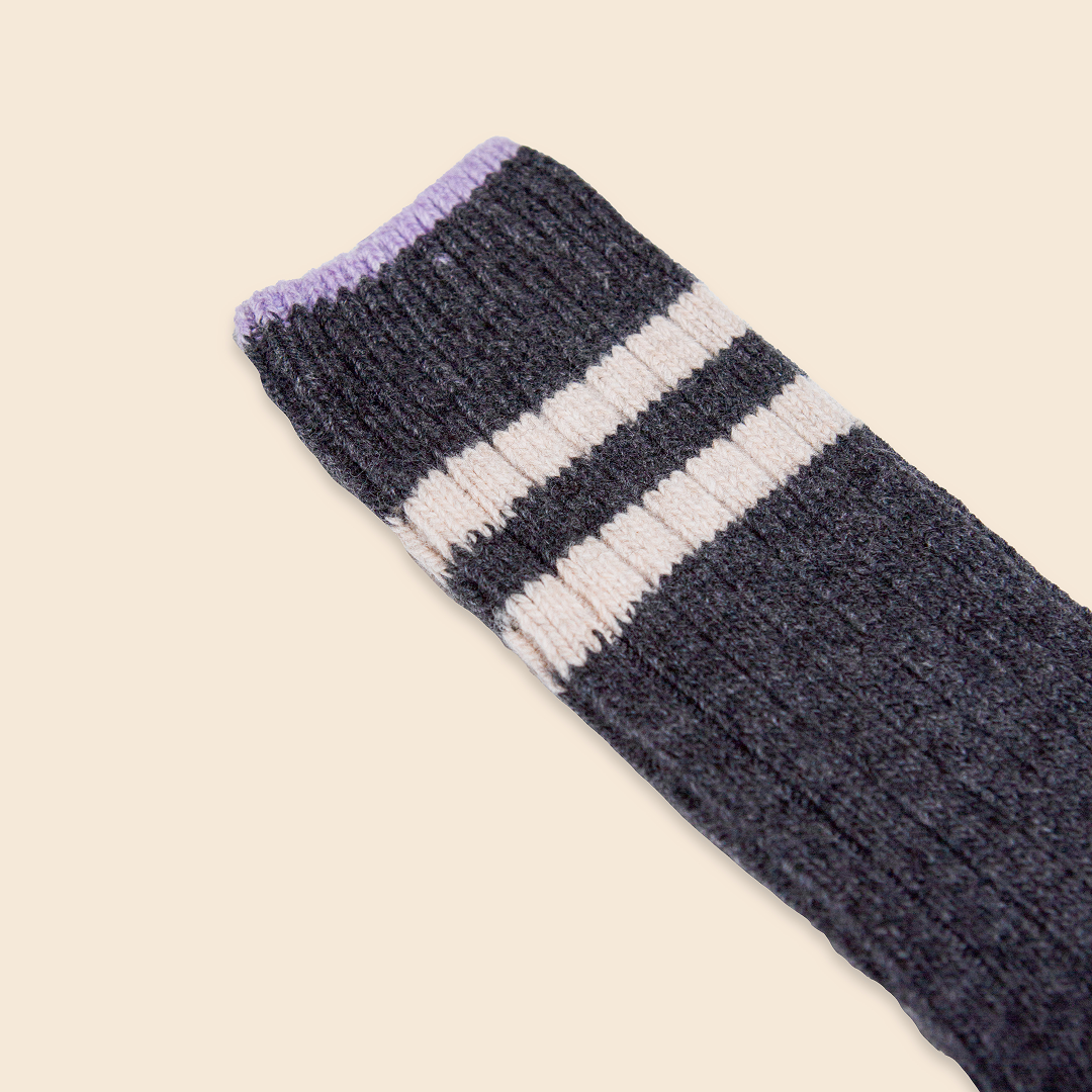 Dicke Stricksocken aus Wolle in Grau