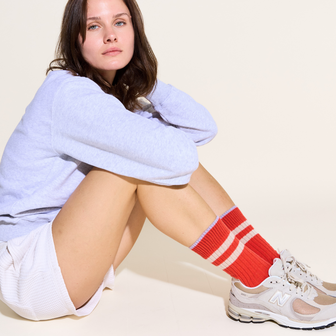 Dünne Stricksocken aus Wolle in Rot