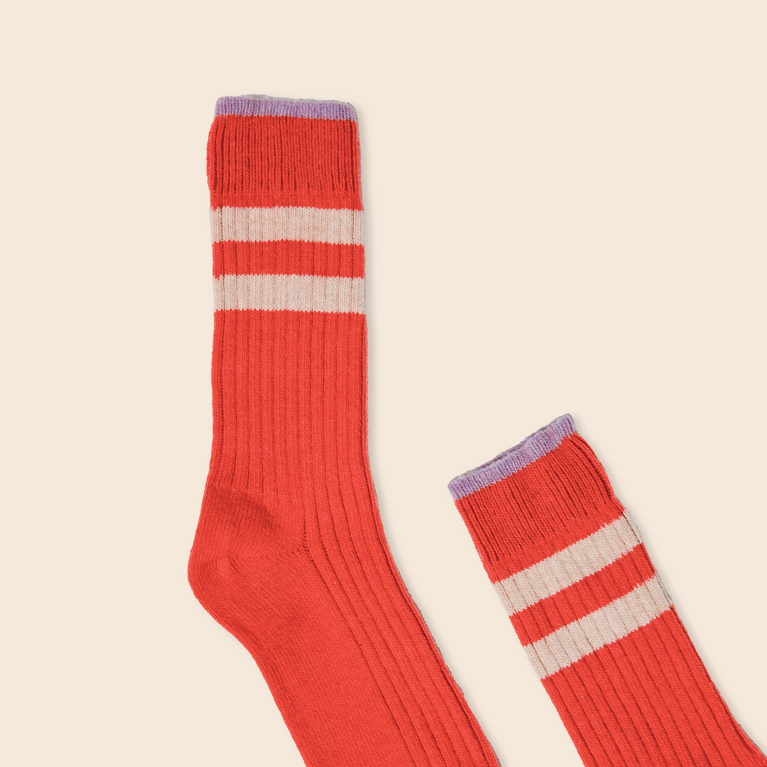 Dünne Stricksocken aus Wolle in Rot