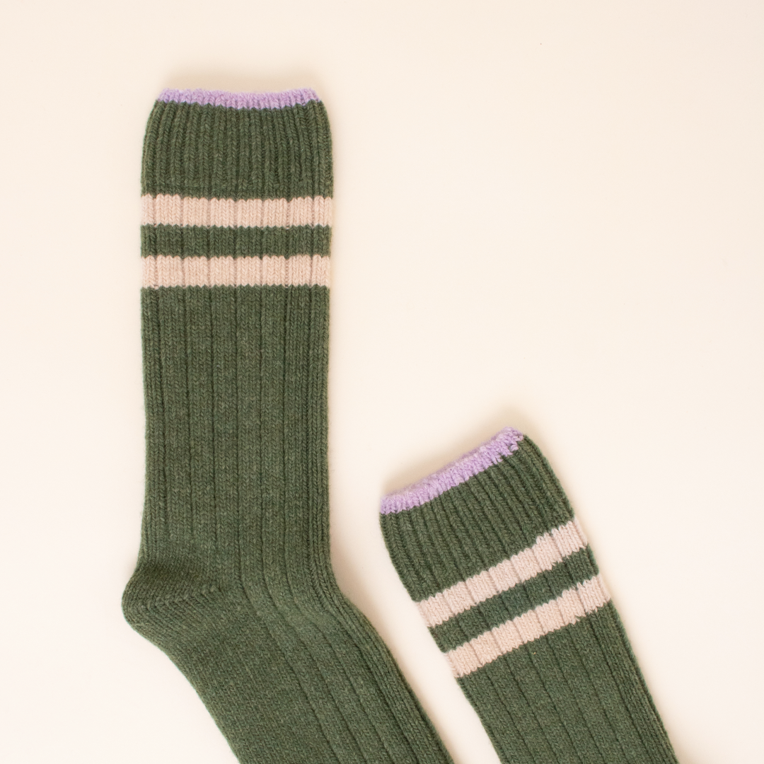 Stricksocken aus Wolle in Grün