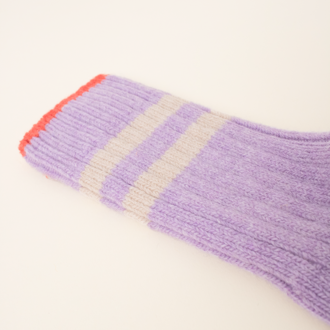 Stricksocken aus Wolle in Lila