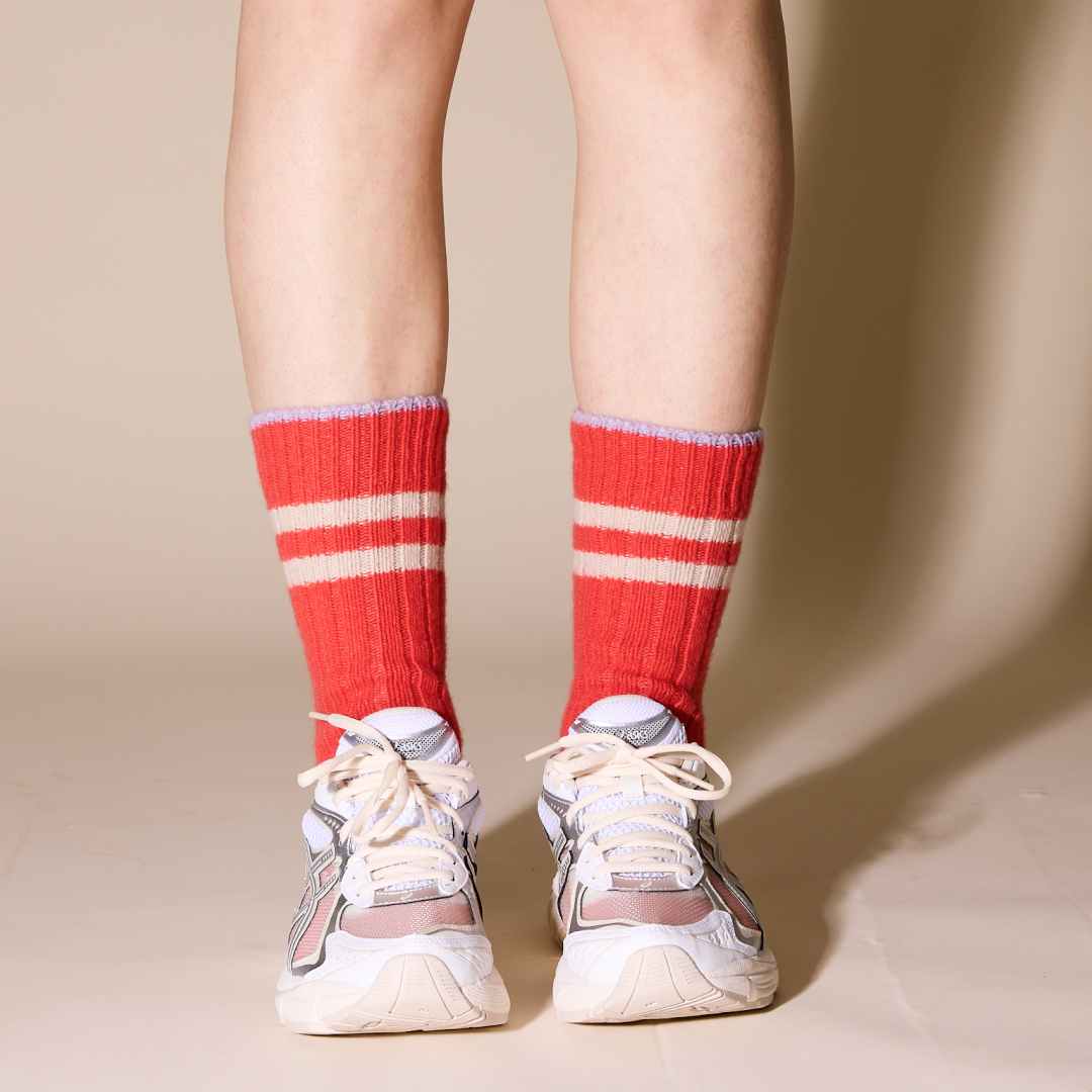 Stricksocken aus Wolle in Rot