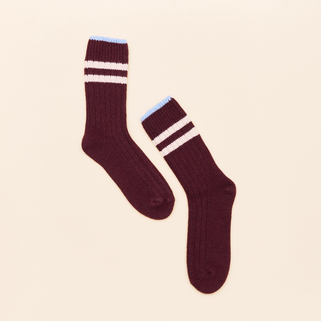 Dicke Stricksocken aus Wolle in Aubergine