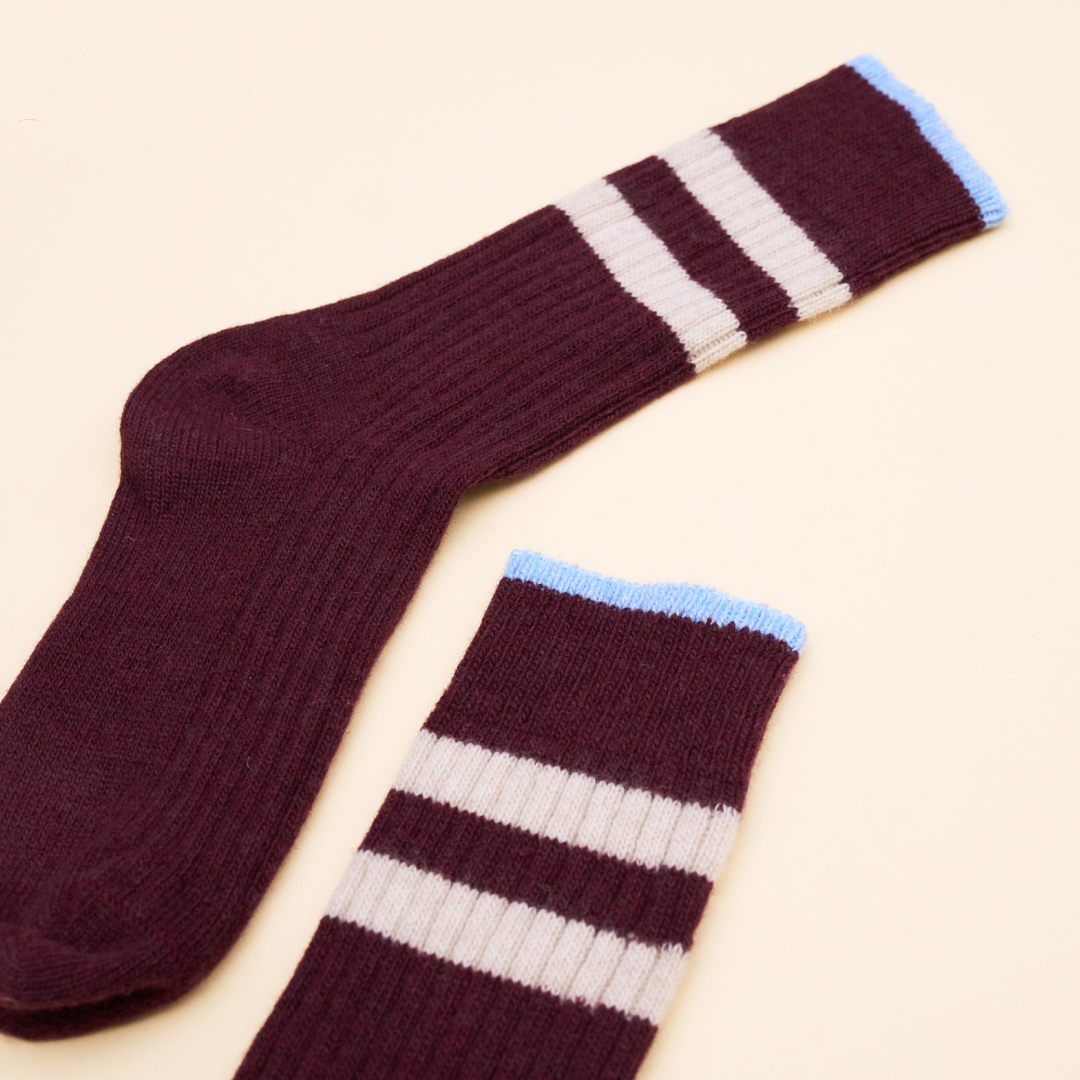Dünne Stricksocken aus Wolle in Aubergine