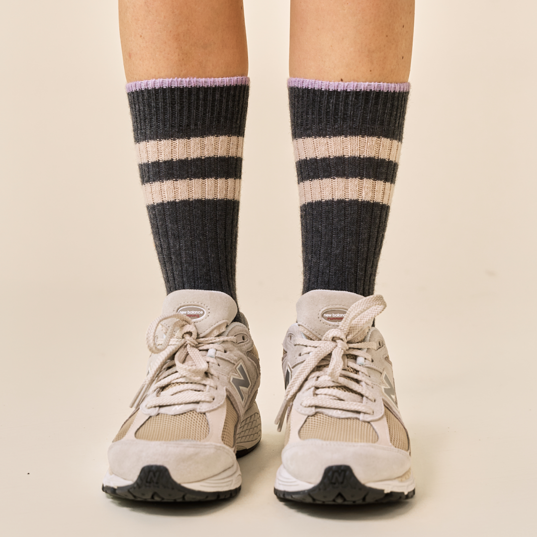 Dünne Stricksocken aus Wolle in Grau