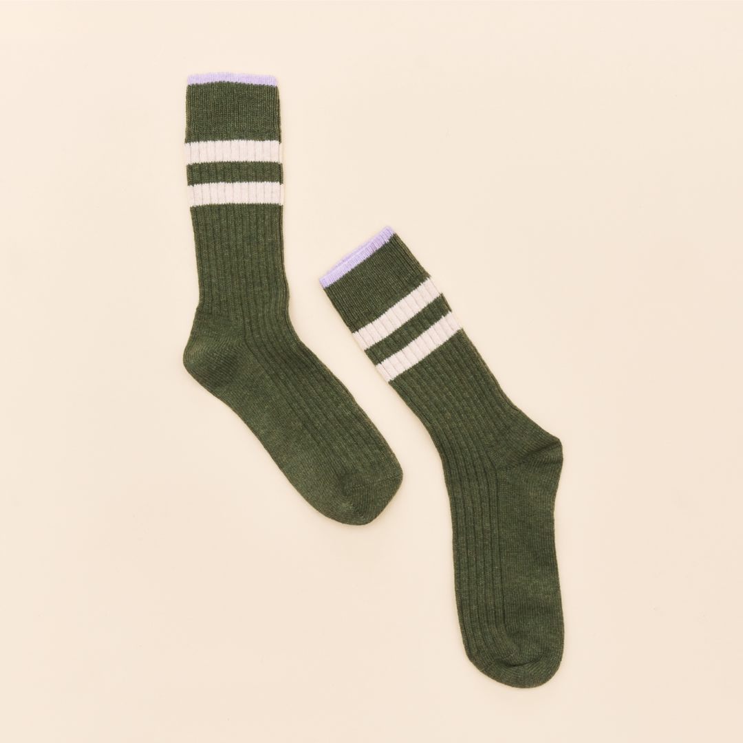 Dünne Stricksocken aus Wolle in Grün