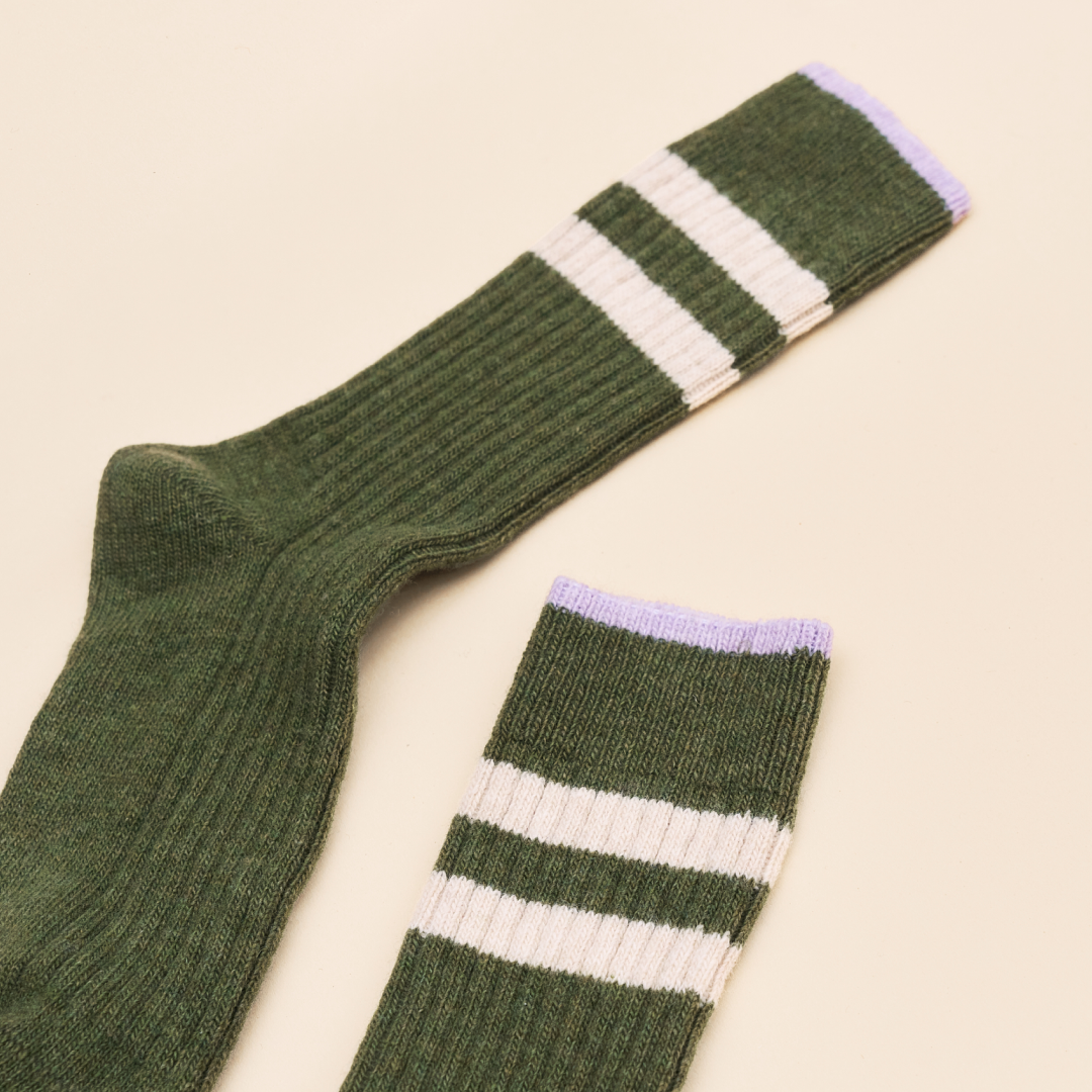 Dünne Stricksocken aus Wolle in Grün