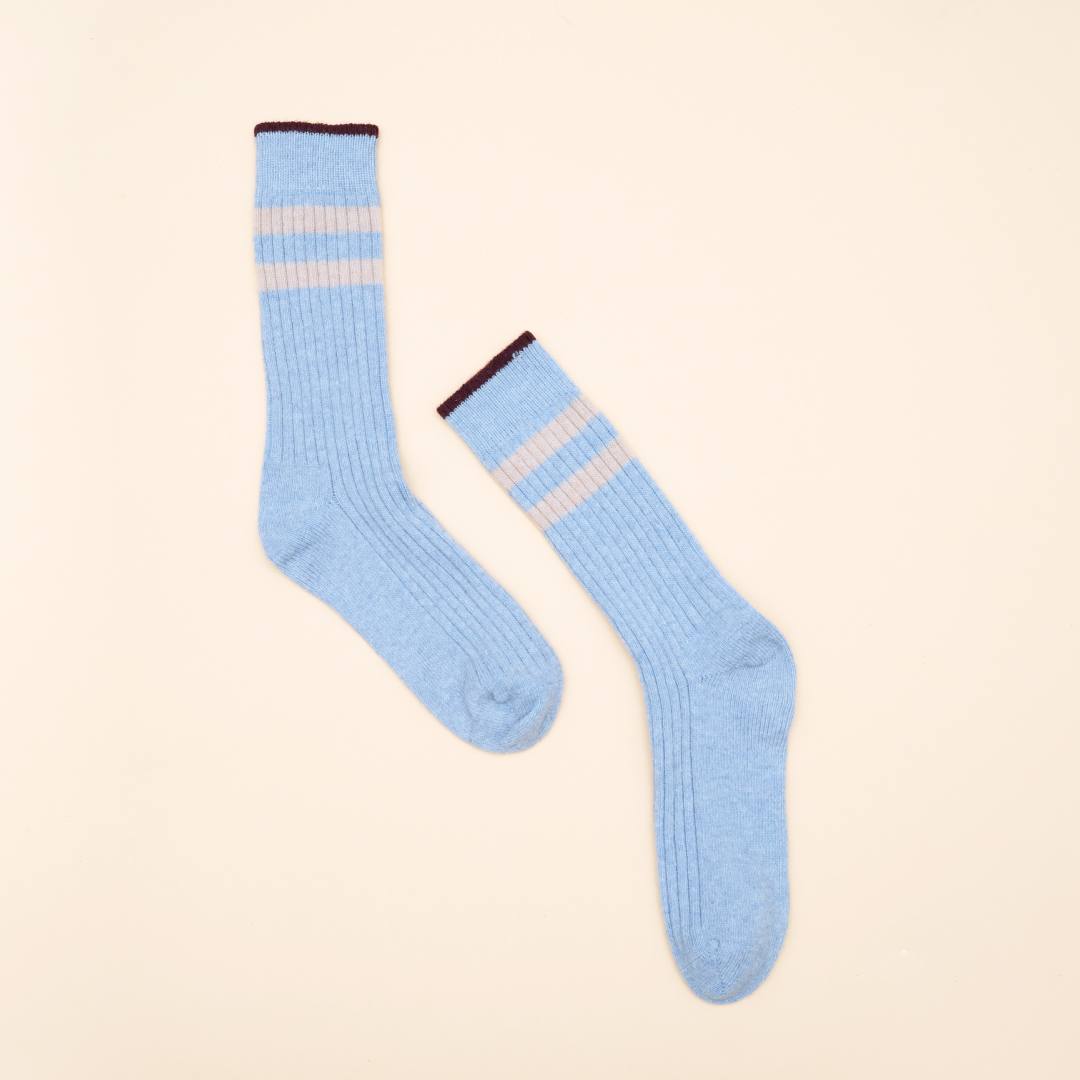 Dünne Stricksocken aus Wolle in Hellblau