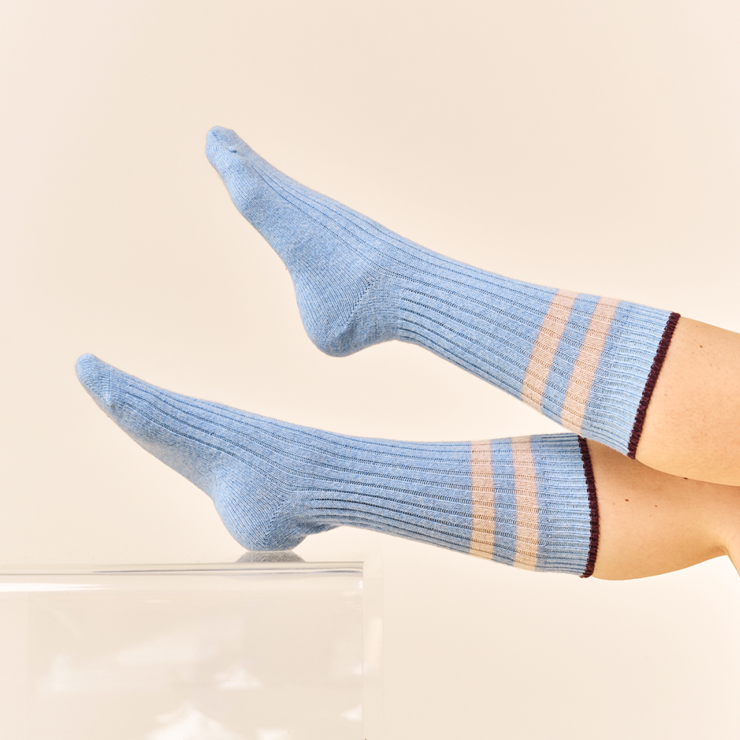 Dünne Stricksocken aus Wolle in Hellblau