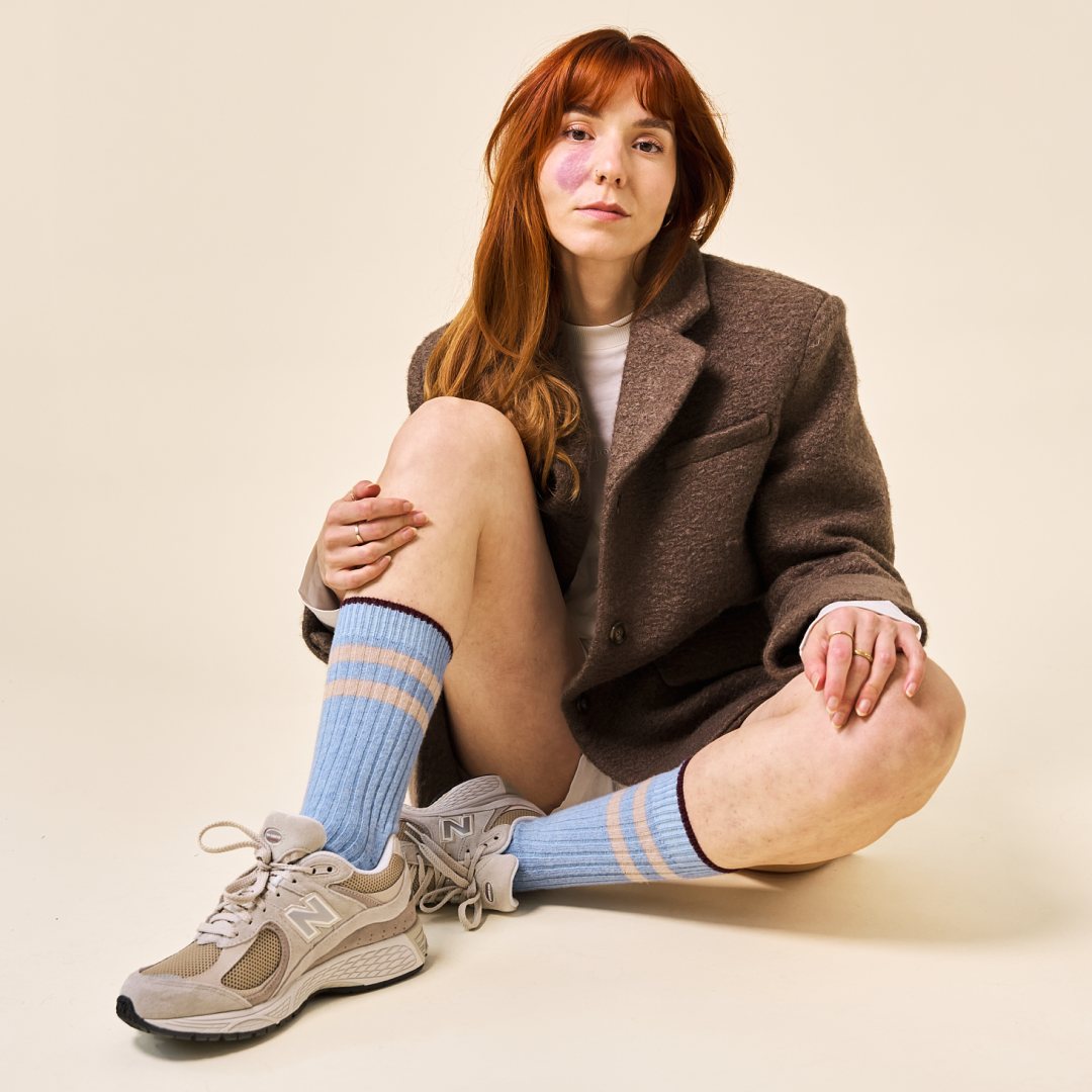 Dünne Stricksocken aus Wolle in Hellblau