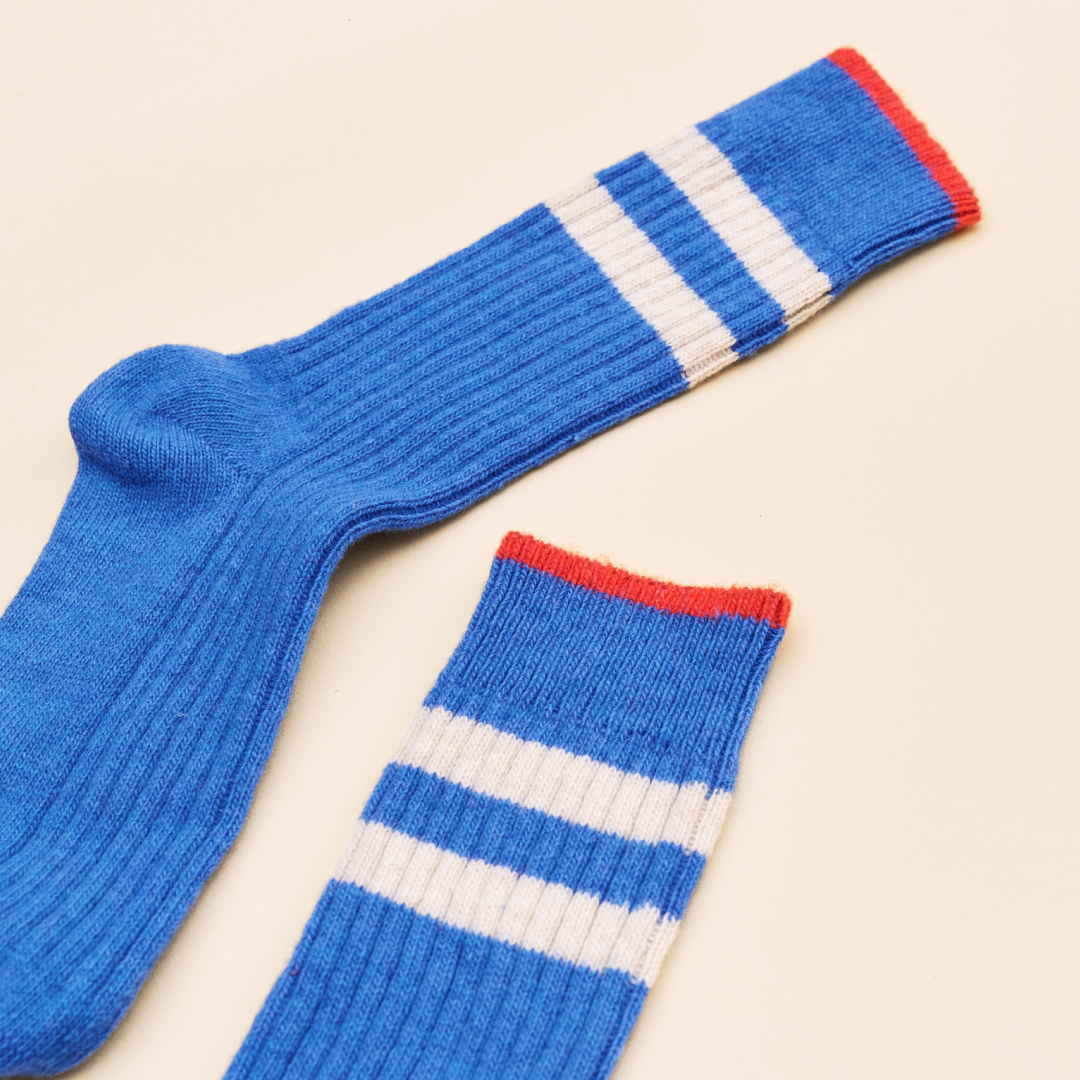 Dünne Stricksocken aus Wolle in Königsblau