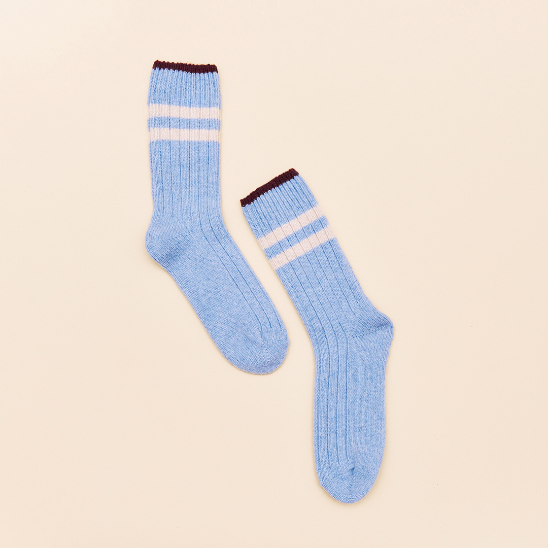 Dicke Stricksocken aus Wolle in Hellblau